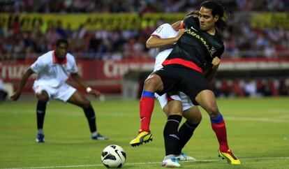 Falcao lucha con Cala por un balón.