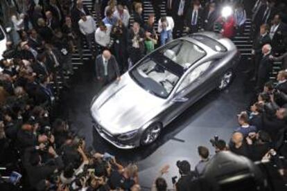 El presidente de la firma automovilstica Daimler AG, Dieter Zetsche (c, junto al coche), presenta el nuevo vehculo Mercedes S-Class Coup en el Saln Internacional del Automvil de Frncfort (Alemania). EFE/Archivo