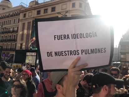 "Fuera ideología de nuestros pulmones".