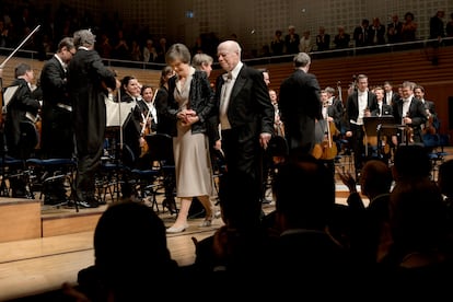 Bernard Haitink se retira del escenario ayudado por su mujer, Patricia, tras dirigir el último concierto de su carrera.