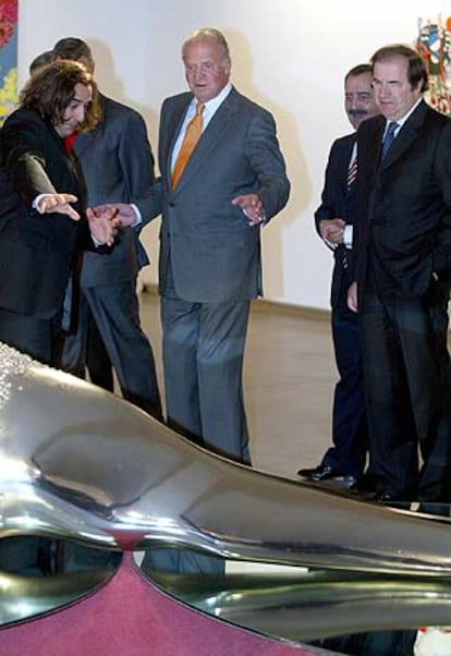Javier Panera muestra al rey Juan Carlos la pieza de Javier Pérez <i>Mutaciones IV</i> en el Domus Artium 2002 (DA2).
