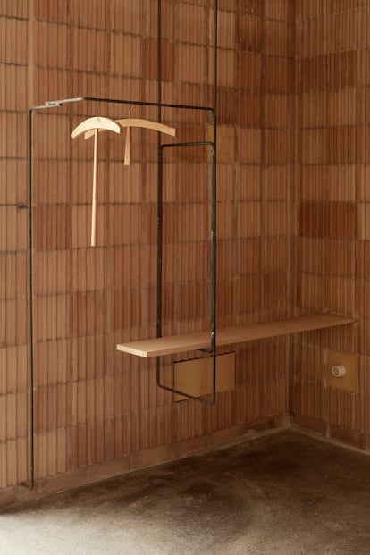 Las paredes están cubiertas de ladrillos colocados de lado para conseguir mayor textura.