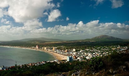 Piriápolis recuerda ligeramente a un pueblo costero mediterráneo y tiene un encanto muy particular, gracias al majestuoso hotel Argentino, su spá europeo de principios del siglo XX y al paseo marítimo. El centro turístico es obra de Francisco Piria, quien a principios del siglo XX construyó el histórico hotel Argentino y el castillo de Piria, una peculiar residencia privada.