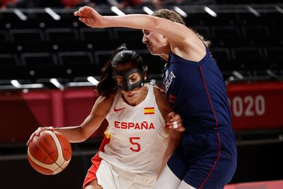 Ouviña finta ante Crvendakic, en el partido entre España y Serbia.