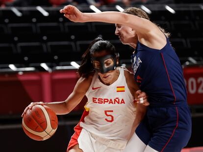 Ouviña finta ante Crvendakic, en el partido entre España y Serbia.