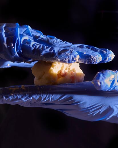 Para hacer las croquetas del chef Iván Cerdeño se da forma a mano a la masa después de, al menos, 12 horas de reposo.