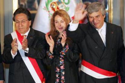 Fernando Olivera (derecha), junto a Toledo y la esposa de éste, tras prestar juramento como ministro de Exteriores.