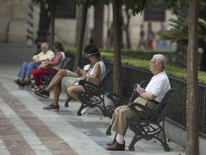 Un jubilado sentado en un parque de Sevilla.