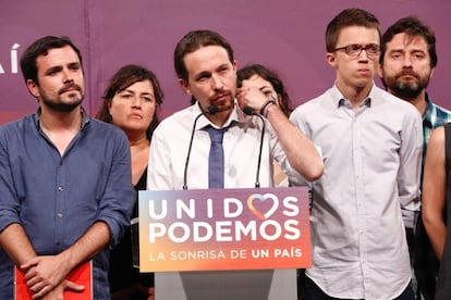 Alberto Garz&oacute;n, Pablo Iglesias e &Iacute;&ntilde;igo Errej&oacute;n, en primera fila, tras conocer los resultados.