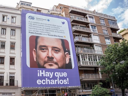 Una lona colgada en el distrito de Salamanca, en Madrid, este viernes, en la que se muestra a Tomás Díaz Ayuso, hermano de la presidenta de la Comunidad.