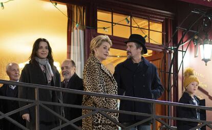 Juliette Binoche (izquierda), Catherine Deneuve y Ethan Hawke (con el sombrero), en un fotograma de 'La vérité'.