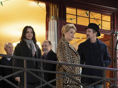 Juliette Binoche (izquierda), Catherine Deneuve y Ethan Hawke (con el sombrero), en un fotograma de 'La vérité'.