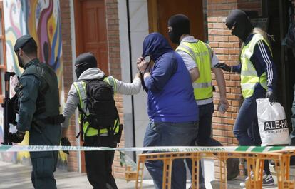 Agentes de la Guardia Civil acompañan al yihadista detenido en Andoain (Gipuzkoa) tras registrar su domicilio.