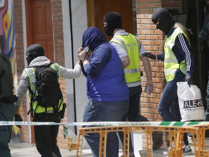 Agentes de la Guardia Civil acompañan al yihadista detenido en Andoain (Gipuzkoa) tras registrar su domicilio.
