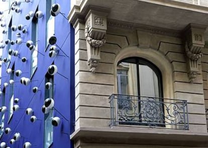 Mil agujas en forma de ojo adornan la fachada del OHLA HOTEL de Barcelona.