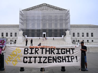Protesta ante el Supremo tras conocerse la sentencia del caso de la ciudadanía por nacimiento, este viernes en Washington.