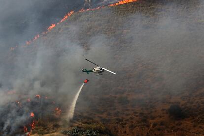 Un avión trabaja en las labores de extinción.