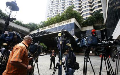 Cámaras de televisión frente al hotel Meliá Caracas en una imagen de 2008.
