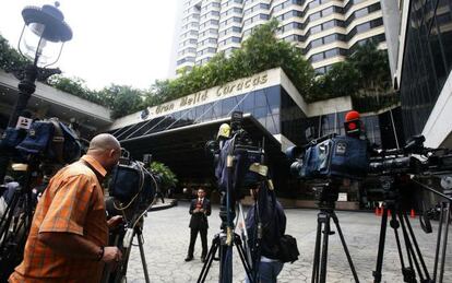 C&aacute;maras de televisi&oacute;n frente al hotel Meli&aacute; Caracas en una imagen de 2008.