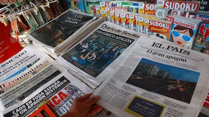 Un quiosco de prensa en Sevilla el día después del apagón, protagonista de las portadas.