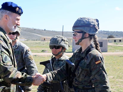 Felipe VI asiste a las maniobras de combate de la princesa Leonor en Zaragoza