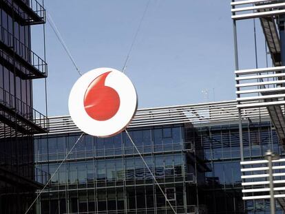 Logotipo de Vodafone en su sede de la avenida de América.  