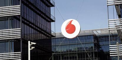 Logotipo de Vodafone en su sede de la avenida de América.  