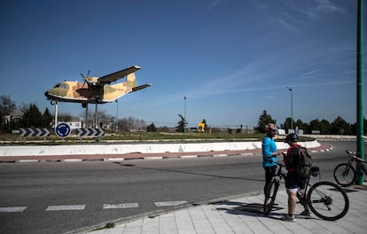 Un avión de transporte militar, en una rotonda del barrio de Perales del Rio, en Getafe.