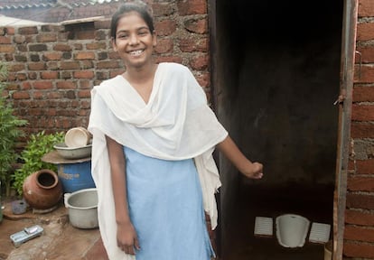 Tulsi Prajapati enseña el baño de su casa en un pueblo de Haipur en Madhya Pradesh. Alrededor de 50 millones de personas defecan al aire libre en este estado indio.