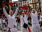 Pamplona, 06/07/2020 - Varias personas, vestidas de blanco y rojo, alzan sus pañuelos al aire a las 12:00 durante el no chupinazo de los Sanfermines 2020. Foto: Pablo Lasaosa