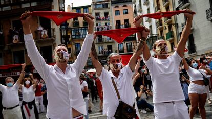 Varias personas se reúnen el 6 de julio de 2020 en el "no chupinazo" en Pamplona.