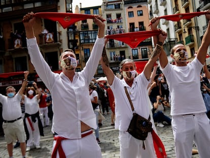 Varias personas se reúnen el 6 de julio de 2020 en el "no chupinazo" en Pamplona.