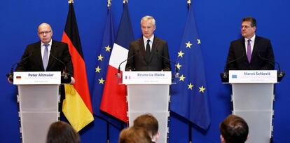 El ministro alem&aacute;n de Econom&iacute;a, Peter Altmaier, el vicepresidente de la Comisi&oacute;n Europea Maros Sefcovic y el ministro de Finanzas franc&eacute;s, Bruno Le Maire, durante la rueda de prensa en la que anuncian el proyecto europeo de desarrollo de bater&iacute;as. 