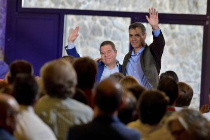 El presidente del Gobierno en funciones Pedro Sánchez (derecha), junto al presidente de Castilla-La Mancha, Emiliano García- Page, en el Consejo de Política Municipal celebrado en Toledo.