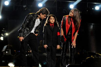Los tres hijos de Michael Jackson (desde ka izquierda, Prince, Blanket y Paris) subieron al escenario durante el concierto homenaje en memoria del cantante en Cardiff.