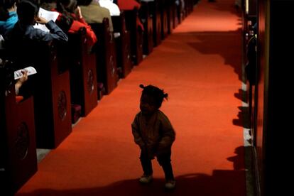 Una niña juega en los pasillos de una iglesia católica autorizada por el gobierno chino, durante la celebración de una misa, en Pekín, el 29 de septiembre de 2018.