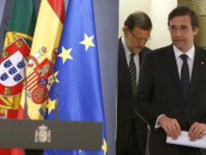 El primer ministro portugu&eacute;s, Pedro Passos Coelho (derecha), y el presidente del Gobierno espa&ntilde;ol, Mariano Rajoy (en segundo plano).