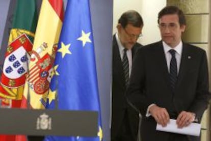El primer ministro portugués, Pedro Passos Coelho (derecha), y el presidente del Gobierno español, Mariano Rajoy (en segundo plano).