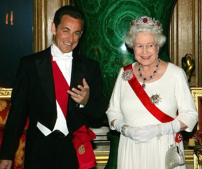La reina Isabel II de Inglaterra y el presidente francés Nicolas Sarkozy, posan para los fotógrafos a su llegada a la cena de estado celebrada en el Castillo de Windsor, el 26 de marzo de 2008.