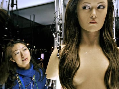 Uma mulher observa um robô