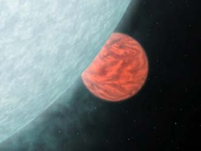 Un planeta junto a un astro.
