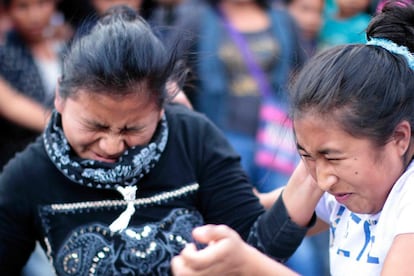 Dos jóvenes intercambian golpes simulados durante la representación de la pelea de los Xochimilcas contra los Aztecas, en el municipio de Zitlala, Guerrero, en el sureste mexicano.