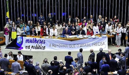 Deputadas reunidas antes do resultado.