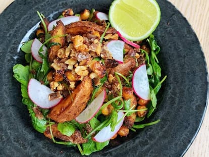 Ensalada de patata y garbanzos tostados