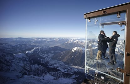<b>STEP INTO THE VOID, CHAMONIX (FRANCIA) / PIERRE-YVES CHAYS. </b>En el pico del Aiguille du Midi, en Chamonix, a 3.842 metros de altura, uno puede poner a prueba su miedo a las alturas. En diciembre de 2013 se inauguró un mirador con un vertiginoso cubículo de cristal. Debajo de los pies queda un vacío de 1.035 metros. Y delante, un imponente paisaje alpino, que incluye el Mont Blanc.