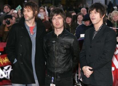 Andy Bell, Noel Gallagher y Gem Archer, a su llegada ayer a la gala de los premios Brit de la música en Londres