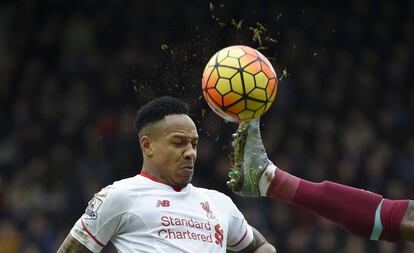 Nathaniel Clyne jugador del Liverpool durante un partido de la Premier League contra el West Ham United.