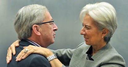 La directora del FMI, Christine Lagarde, saluda al primer ministro de Luxemburgo Jean-Claude Juncker. 