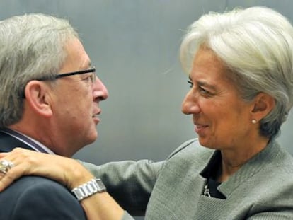 La directora del FMI, Christine Lagarde, saluda al primer ministro de Luxemburgo Jean-Claude Juncker. 