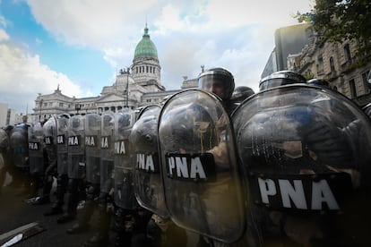 Elementos de la policía, durante una protesta en defensa de los jubilados, en Buenos Aires, el 12 de marzo de 2025.